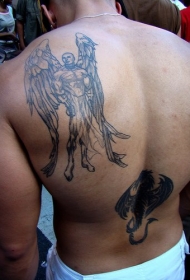 背部裸体的男性天使纹身图案