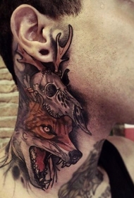 颈部多彩的邪恶狐狸与动物头骨纹身图案