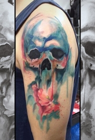 手臂抽象风格的水彩骷髅与神秘花朵纹身图案