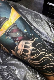 手臂卡通风格彩色灯塔与水母纹身图案