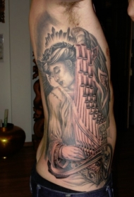 侧肋天使和奇怪的乐器纹身图案