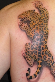 背部彩色的爬行豹子纹身图案