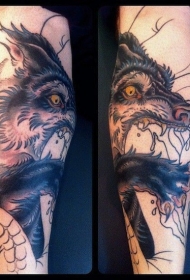 手臂现代传统风格的彩色魔狼纹身图案