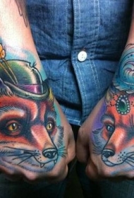 手背令人敬畏的彩色狐狸头纹身图案