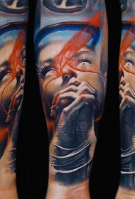 新传统风格的彩色祈祷女人手臂纹身图案