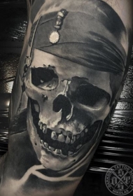 灰色的海盗骷髅与绷带手臂纹身图案