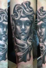 手臂写实的黑色3D美杜莎雕像纹身图案
