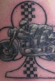 摩托车人像和三叶草脚踝纹身图案
