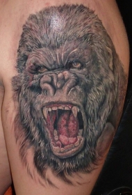 大臂逼真的灰色大猩猩纹身图案