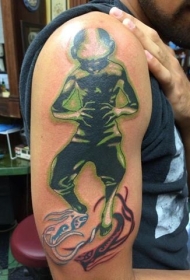 大臂彩色的外星怪物纹身图案