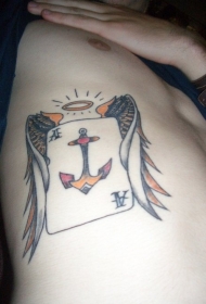 侧肋翅膀和船锚扑克牌彩色纹身图案