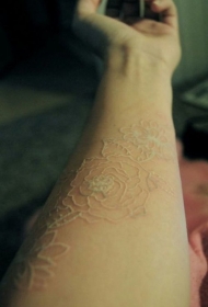 手臂3D隐形的白玫瑰花纹身图案