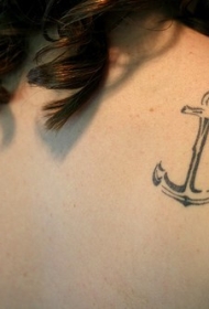 背部经典的船锚纹身图案