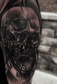 手臂3D风格的骷髅与时钟黑色纹身图案
