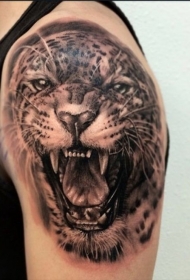 大臂写实的豹子黑灰纹身图案