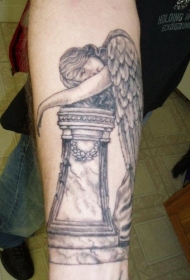 手臂哭泣的女性天使纹身图案