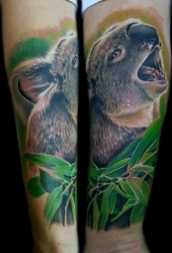 非常奇妙逼真的考拉熊与树叶手臂纹身图案