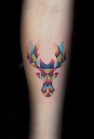 手臂抽象风格的彩色麋鹿头纹身图案