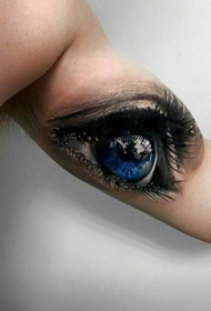 手臂蓝色的3D人类眼睛纹身图案