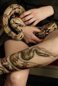 小腿非常逼真的3D蛇纹身图案