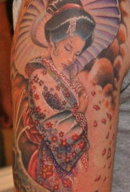 迷人的腼腆亚洲艺妓与和服花瓣手臂纹身图案