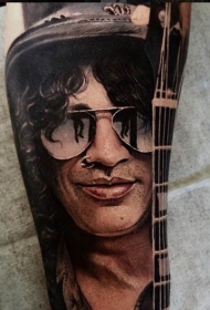 男性肖像与吉他彩绘手臂纹身图案