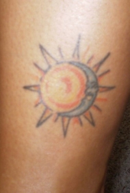 太阳和月亮彩色脚踝纹身图案