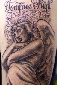女性天使和英文字母纹身图案