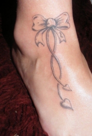 可爱的两颗心形和蝴蝶结脚踝纹身图案