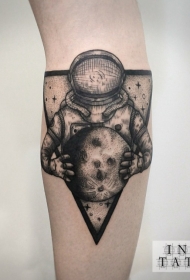 宇航员与月亮和三角形黑色手臂纹身图案