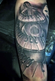 独特设计的黑白吉他与钢琴键手臂纹身图案