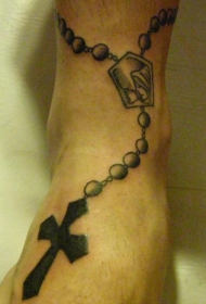 念珠和十字架脚踝纹身图案