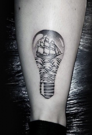 点刺风格的黑色帆船与灯泡脚踝纹身图案