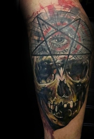 手臂彩色的骷髅与黑暗星星纹身图案