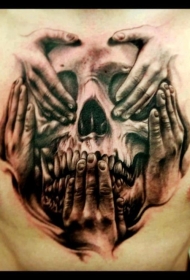 胸部写实的撕皮骷髅与手纹身图案