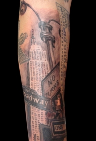 手臂彩色的美国城市景观写实纹身图案