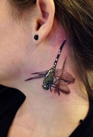 脖子上逼真的彩色大蜻蜓纹身图案