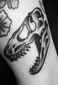 old school黑色恐龙头骨和花朵手臂纹身图案