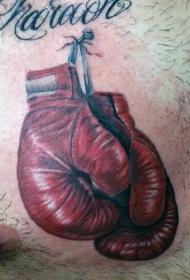 胸部逼真的3D彩色拳击手套和字母纹身图案