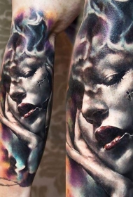 令人毛骨悚然的彩色女人肖像手臂纹身图案