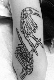 手臂简单的黑色线条骷髅手纹身图案