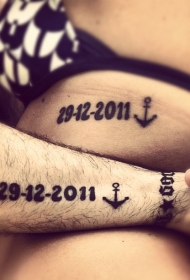 情侣手臂简单的黑色船锚与纪念日期纹身图案