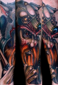 新传统风格彩色狼头盔与男性手臂纹身图案