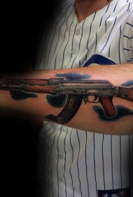 手臂写实的AK步枪彩绘纹身图案