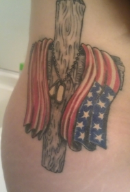美国国旗和木质十字架纹身图案