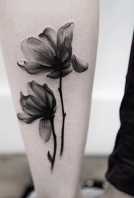 小腿3D风格自然的黑色两朵花纹身图案