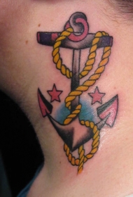 颈部彩色的绳子与船锚星星纹身图案