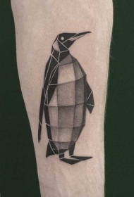几何风格黑灰可爱的企鹅手臂纹身图案