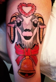 大腿红色的公羊和蝴蝶结铃铛纹身图案