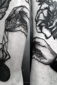 经典雕刻风格黑色的手与蜘蛛网和蜘蛛纹身图案
